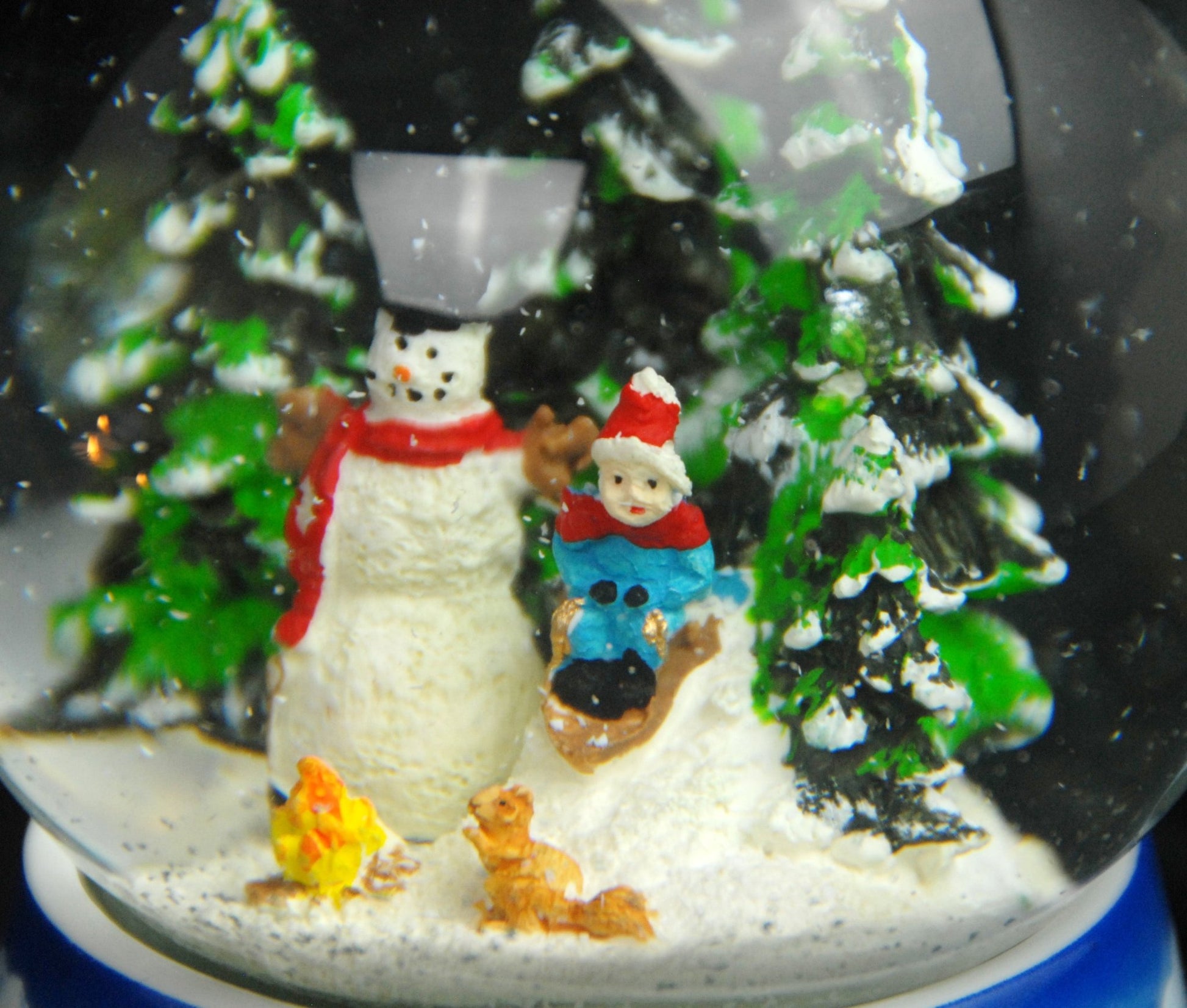 Schneekugel Schneemann bauen mit Lagerfeuer auf Sockel Winterlandschaft mit Spieluhr 10 cm Durchmesser - Schneekugelhaus