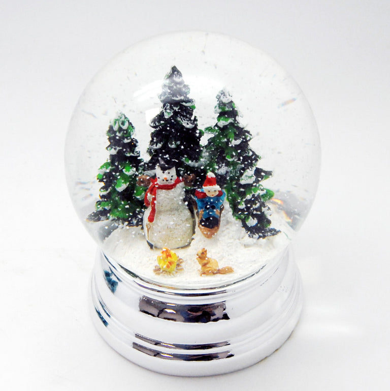Schneekugel Schneemann mit Kind auf Schlitten auf Sockel silber rund geschwungen 10 cm Durchmesser - Schneekugelhaus