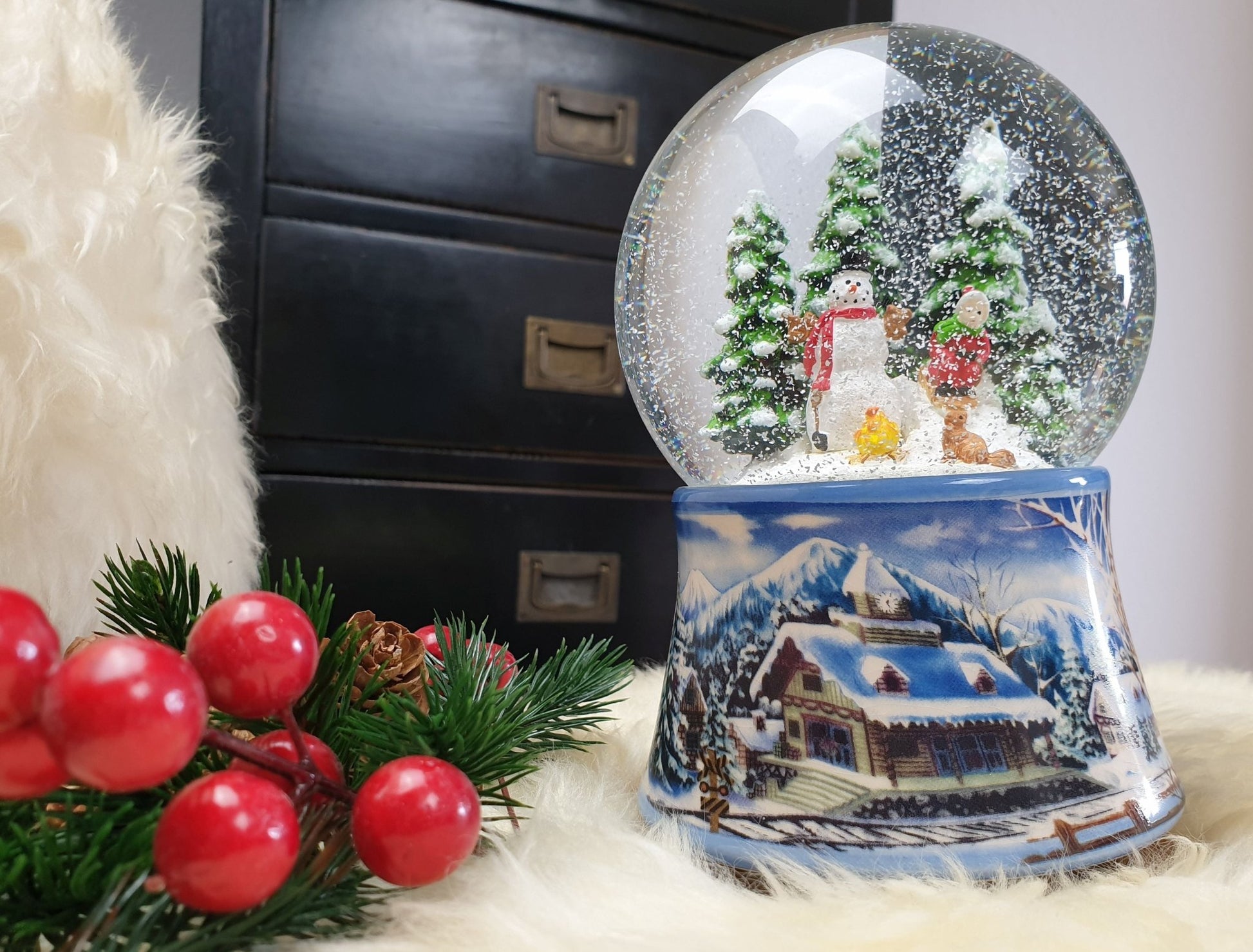 Schneekugel Schneemann mit Kind auf Schlitten mit Spieluhr 10 cm Durchmesser - Schneekugelhaus