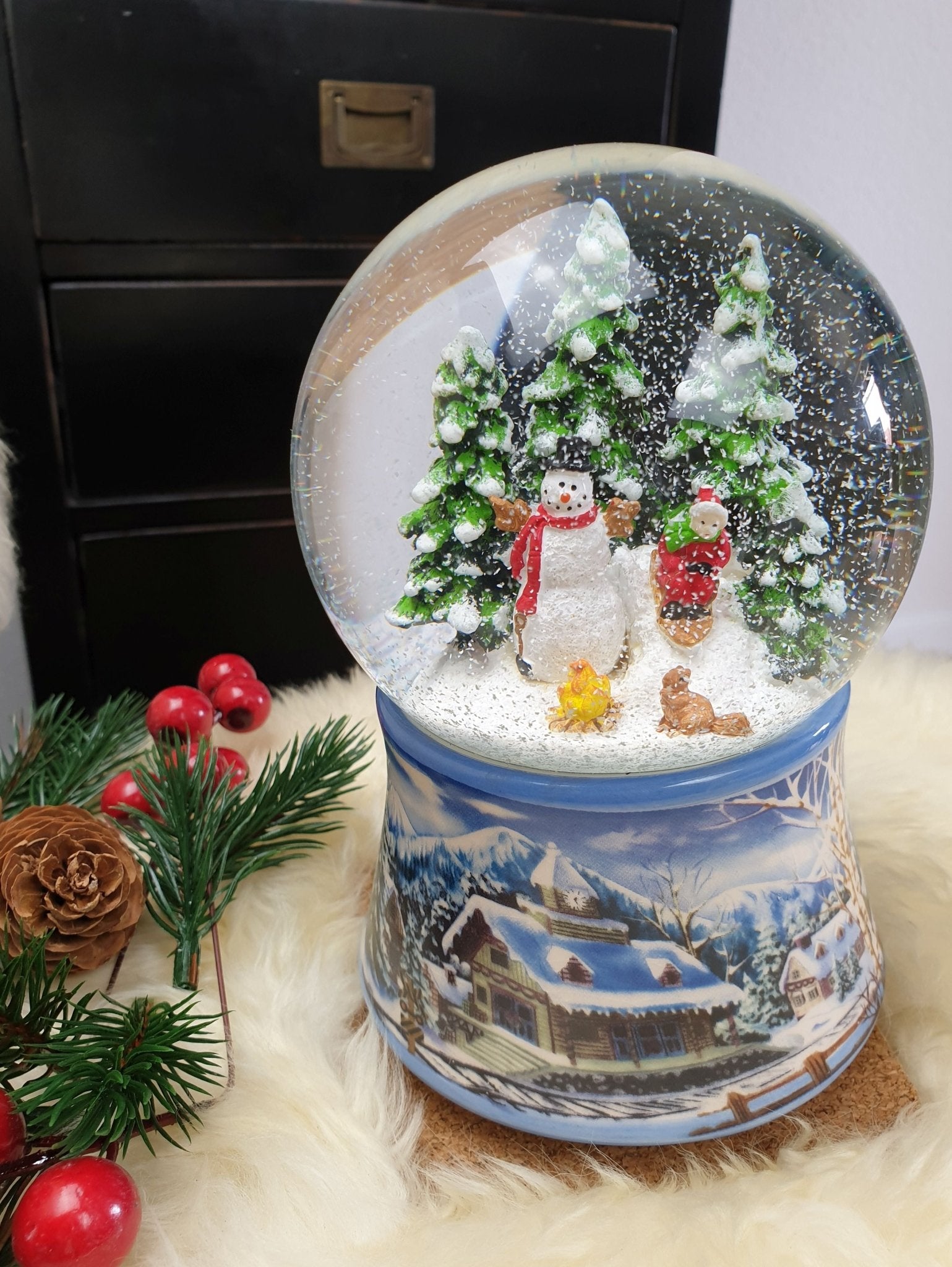 Schneekugel Schneemann mit Kind auf Schlitten mit Spieluhr 10 cm Durchmesser - Schneekugelhaus