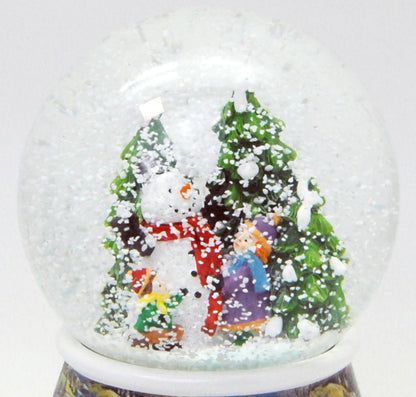 Schneekugel Schneemann mit Kindern auf Sockel nostalgische Häuserlandschaft mit Spieluhr 10 cm Durchmesser - Schneekugelhaus