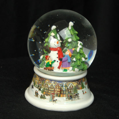 Schneekugel Schneemann mit Kindern auf Sockel nostalgische Häuserlandschaft mit Spieluhr 10 cm Durchmesser - Schneekugelhaus
