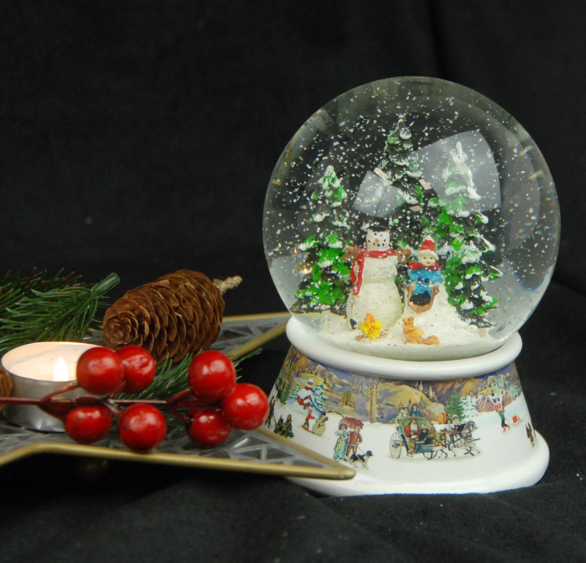Schneekugel Schneemann steht vor Lagerfeuer auf Sockel nostalgische Winterlandschaft mit Spieluhr 10 cm Durchmesser - Schneekugelhaus