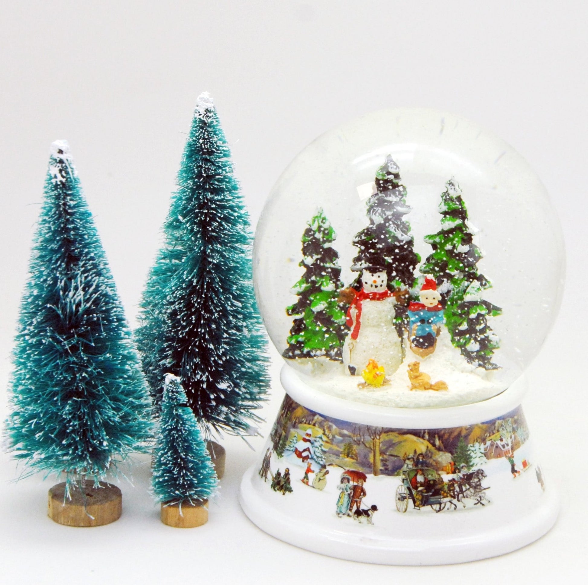 Schneekugel Schneemann steht vor Lagerfeuer auf Sockel nostalgische Winterlandschaft mit Spieluhr 10 cm Durchmesser - Schneekugelhaus
