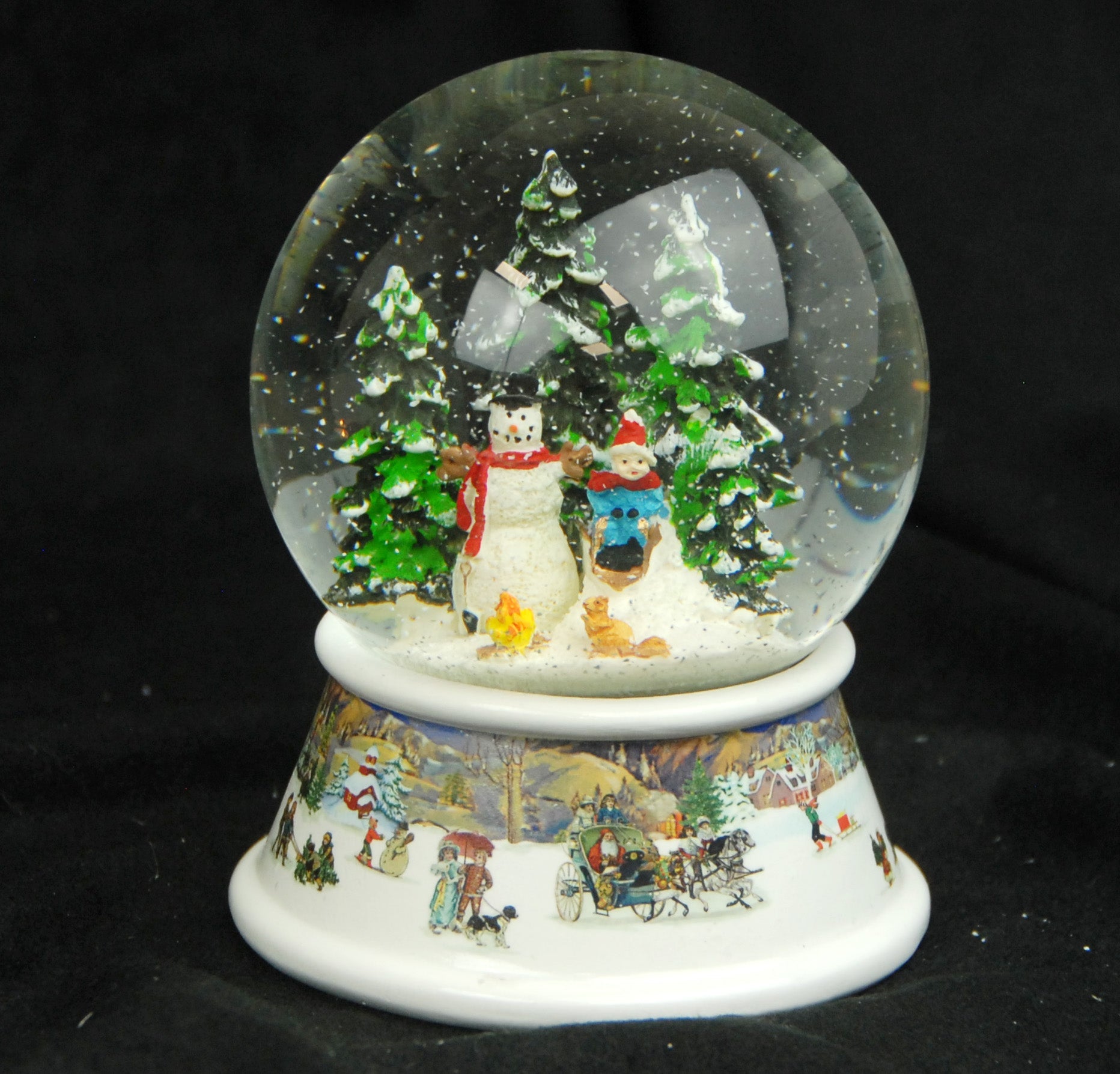 Schneekugel Schneemann steht vor Lagerfeuer auf Sockel nostalgische Winterlandschaft mit Spieluhr 10 cm Durchmesser - Schneekugelhaus