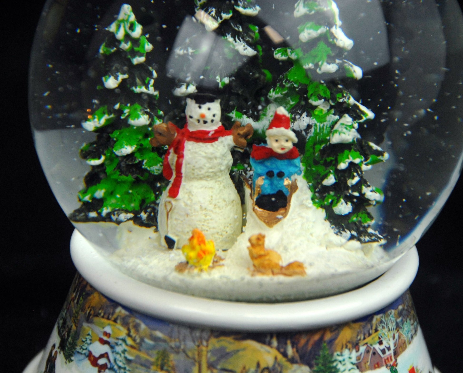Schneekugel Schneemann steht vor Lagerfeuer auf Sockel nostalgische Winterlandschaft mit Spieluhr 10 cm Durchmesser - Schneekugelhaus