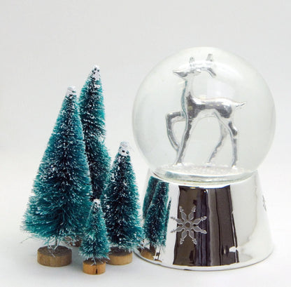 Schneekugel Silber Reh auf silber Sockel gerade mit Sternen mit Spieluhr Winter Wonderland 10 cm Durchmesser - Schneekugelhaus