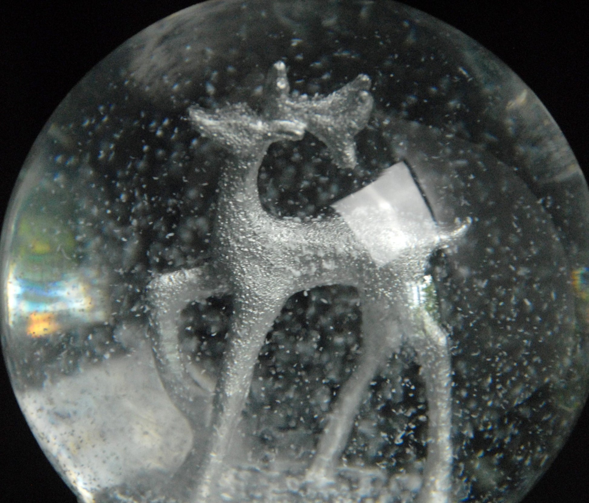 Schneekugel Silber Reh auf silber Sockel mit Spieluhr Winter Wonderland 10 cm Durchmesser - Schneekugelhaus