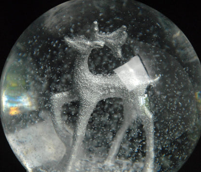 Schneekugel Silber Reh auf silber Sockel mit Spieluhr Winter Wonderland 10 cm Durchmesser - Schneekugelhaus