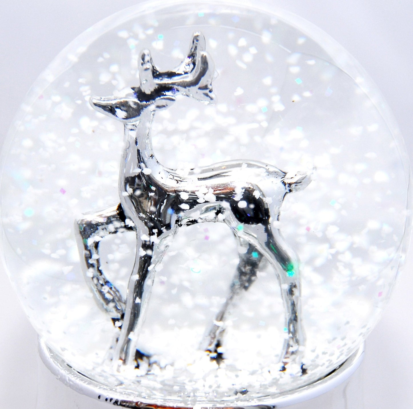 Schneekugel Silber Reh auf silber Sockel mit Spieluhr Winter Wonderland 10 cm Durchmesser - Schneekugelhaus