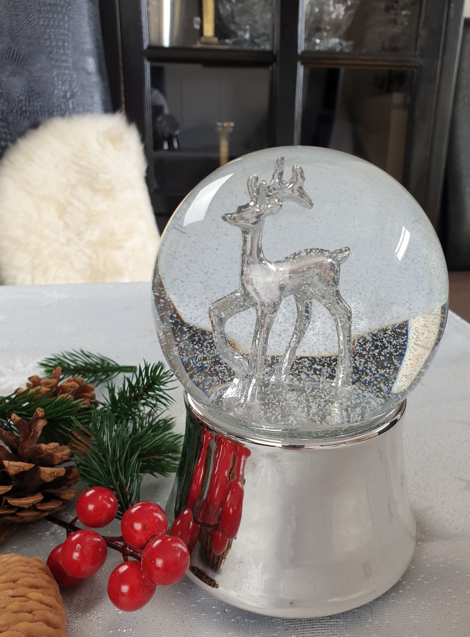 Schneekugel Silber Reh auf silber Sockel mit Spieluhr Winter Wonderland 10 cm Durchmesser - Schneekugelhaus