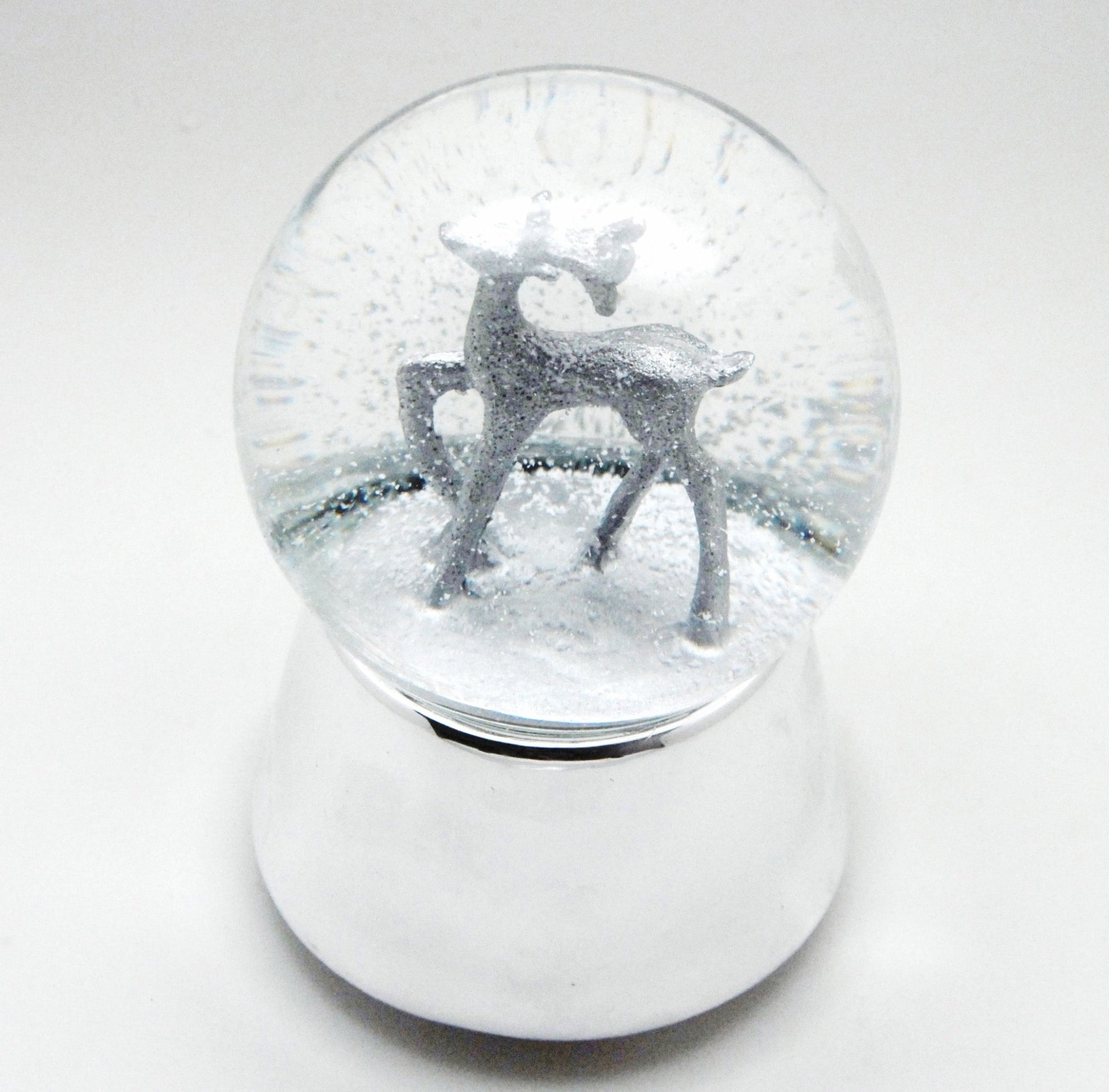Schneekugel Silber Reh auf silber Sockel mit Spieluhr Winter Wonderland 10 cm Durchmesser - Schneekugelhaus