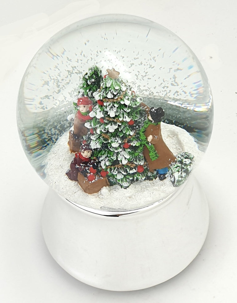 Schneekugel Tannenbaum schmücken auf silber Sockel mit Spieluhr 10 cm Durchmesser - Schneekugelhaus