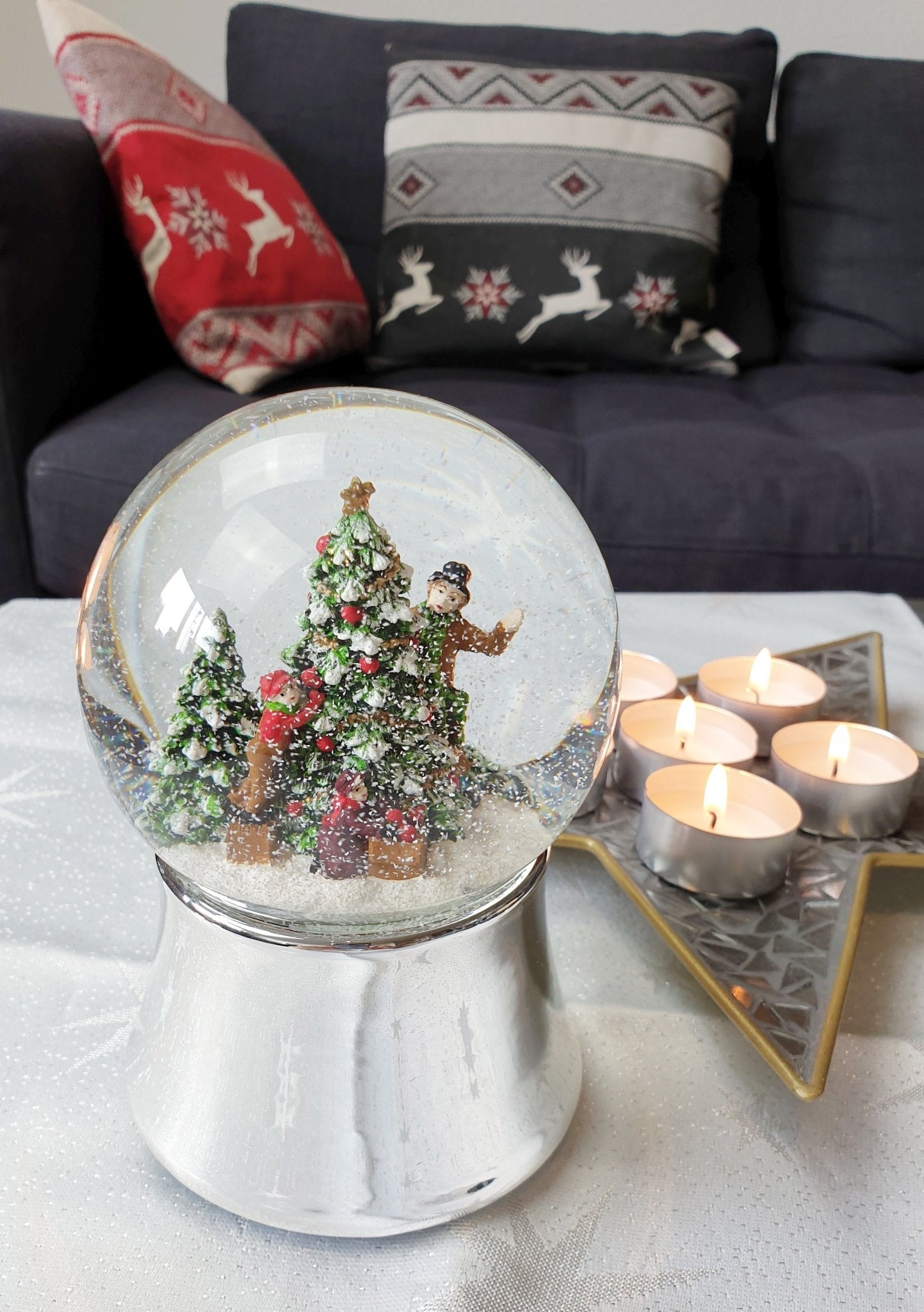 Schneekugel Tannenbaum schmücken auf silber Sockel mit Spieluhr 10 cm Durchmesser - Schneekugelhaus