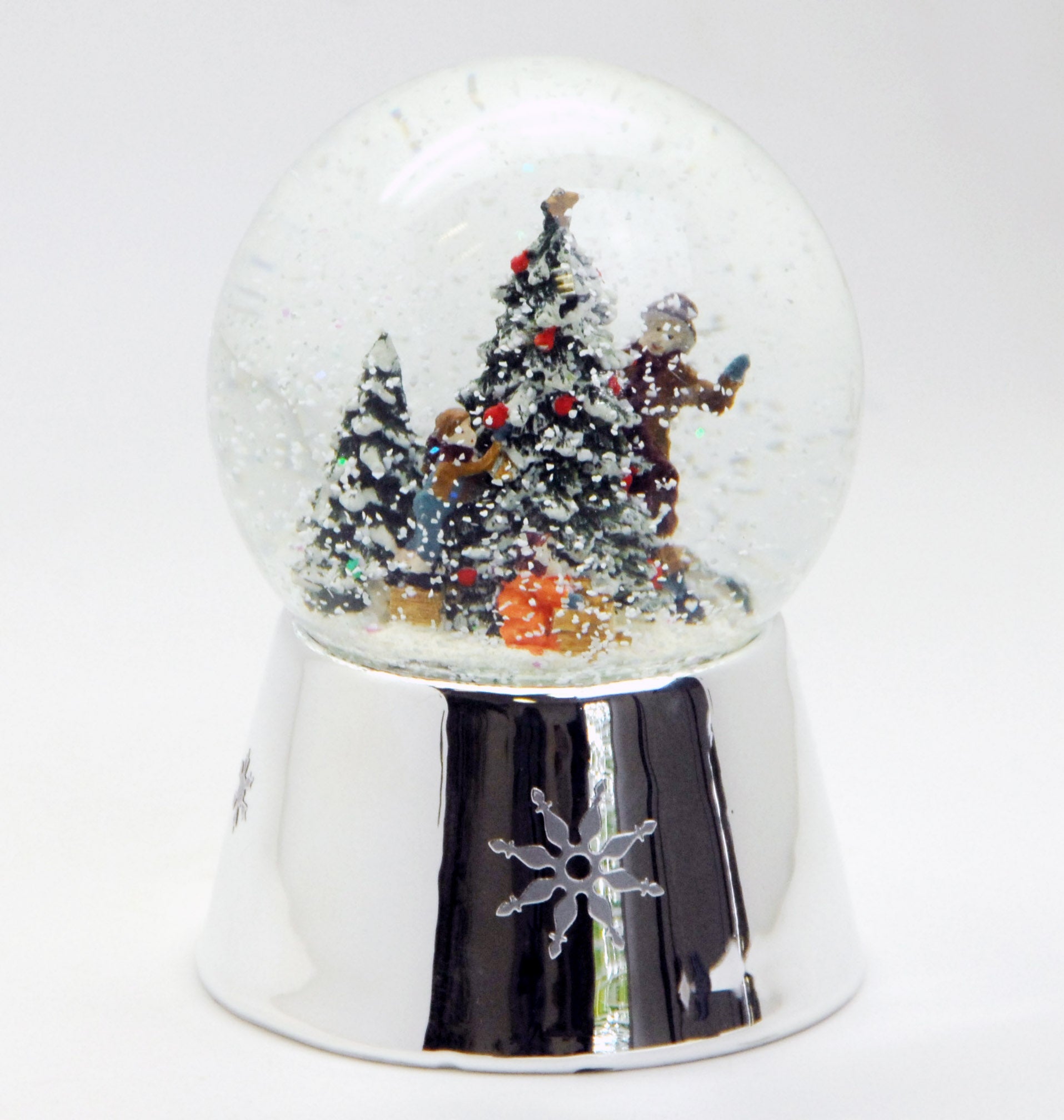 Schneekugel Tannenbaum schmücken auf silber Sockel mit Sternen mit Spieluhr 10 cm Durchmesser - Schneekugelhaus