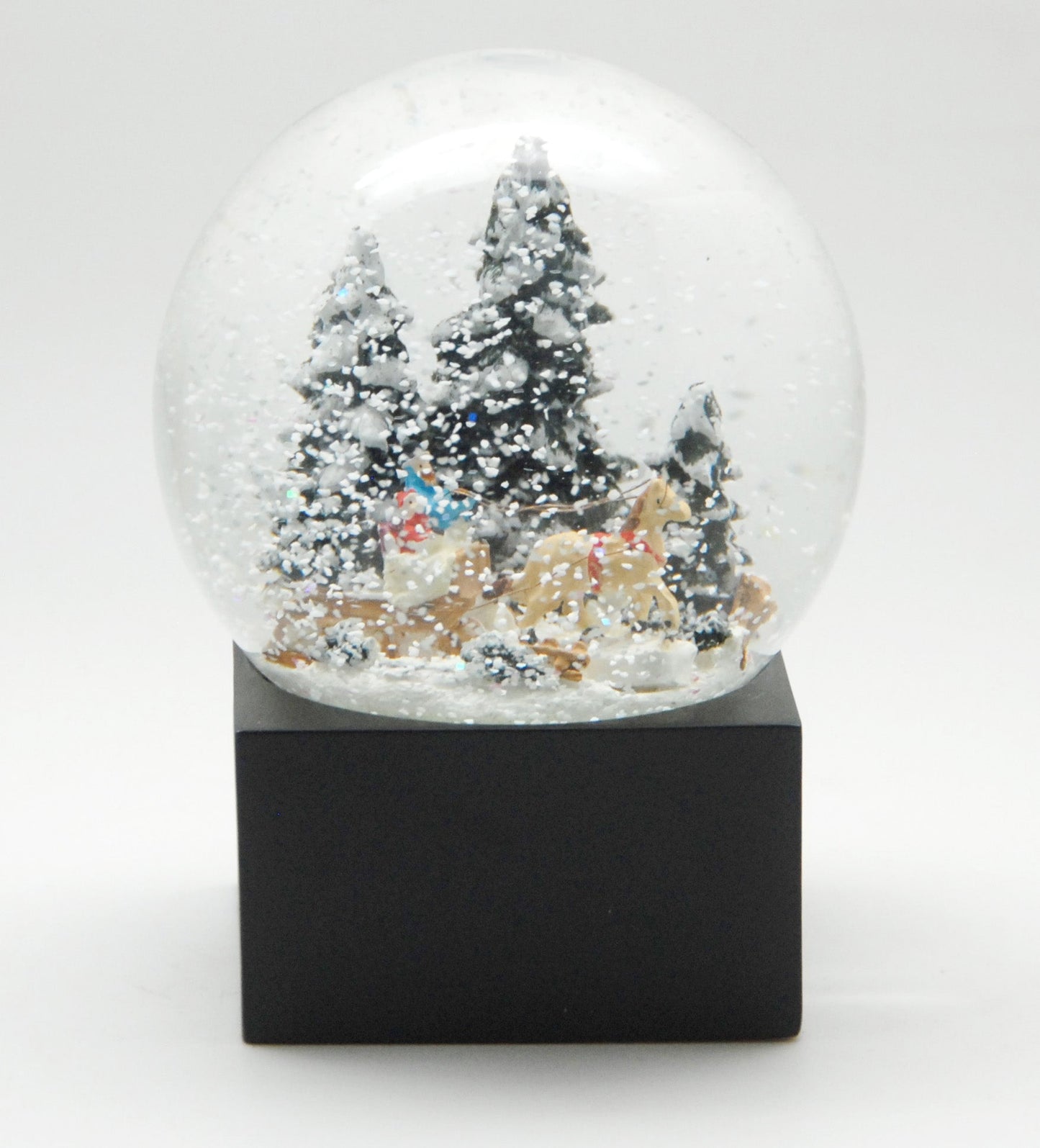 Schneekugel Weihnachts-Schlittenfahrt auf Sockel schwarz eckig "PURE-Line" 10 cm Durchmesser - Schneekugelhaus
