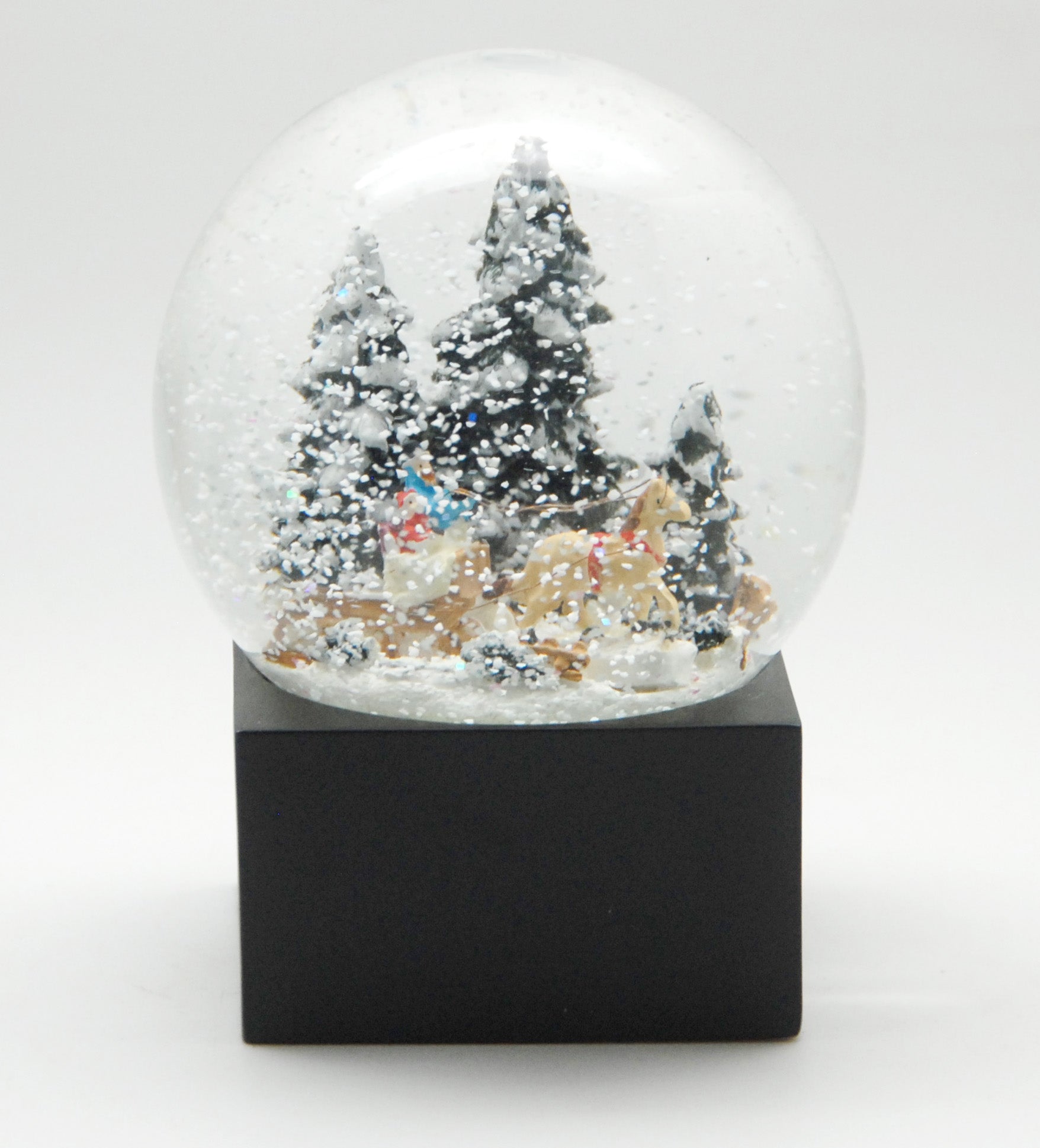 Schneekugel Weihnachts-Schlittenfahrt auf Sockel schwarz eckig "PURE-Line" 10 cm Durchmesser - Schneekugelhaus