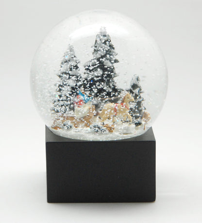 Schneekugel Weihnachts-Schlittenfahrt auf Sockel schwarz eckig "PURE-Line" 10 cm Durchmesser - Schneekugelhaus