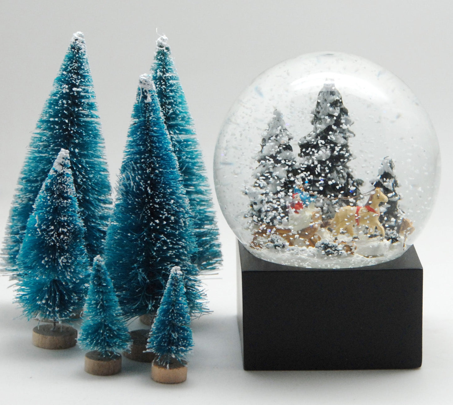 Schneekugel Weihnachts-Schlittenfahrt auf Sockel schwarz eckig "PURE-Line" 10 cm Durchmesser - Schneekugelhaus