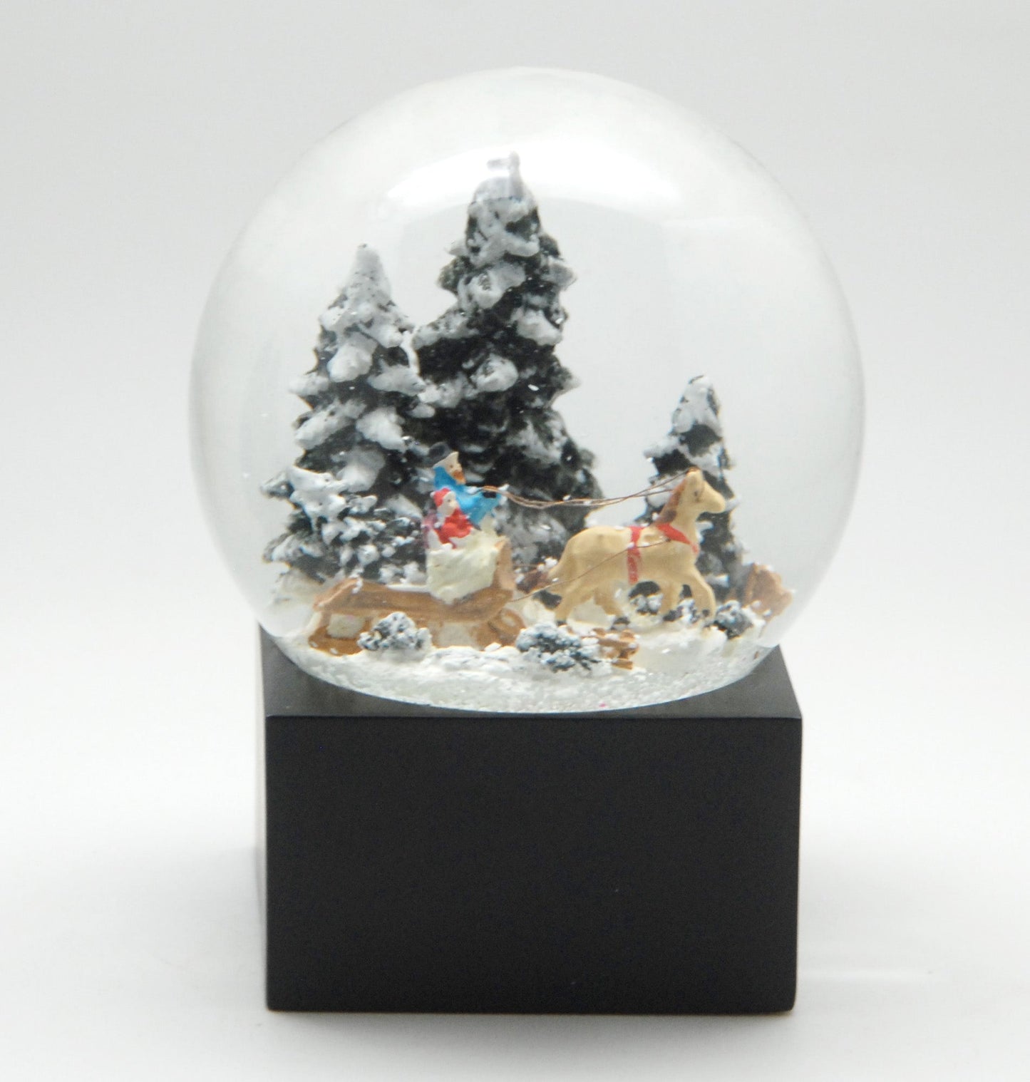 Schneekugel Weihnachts-Schlittenfahrt auf Sockel schwarz eckig "PURE-Line" 10 cm Durchmesser - Schneekugelhaus