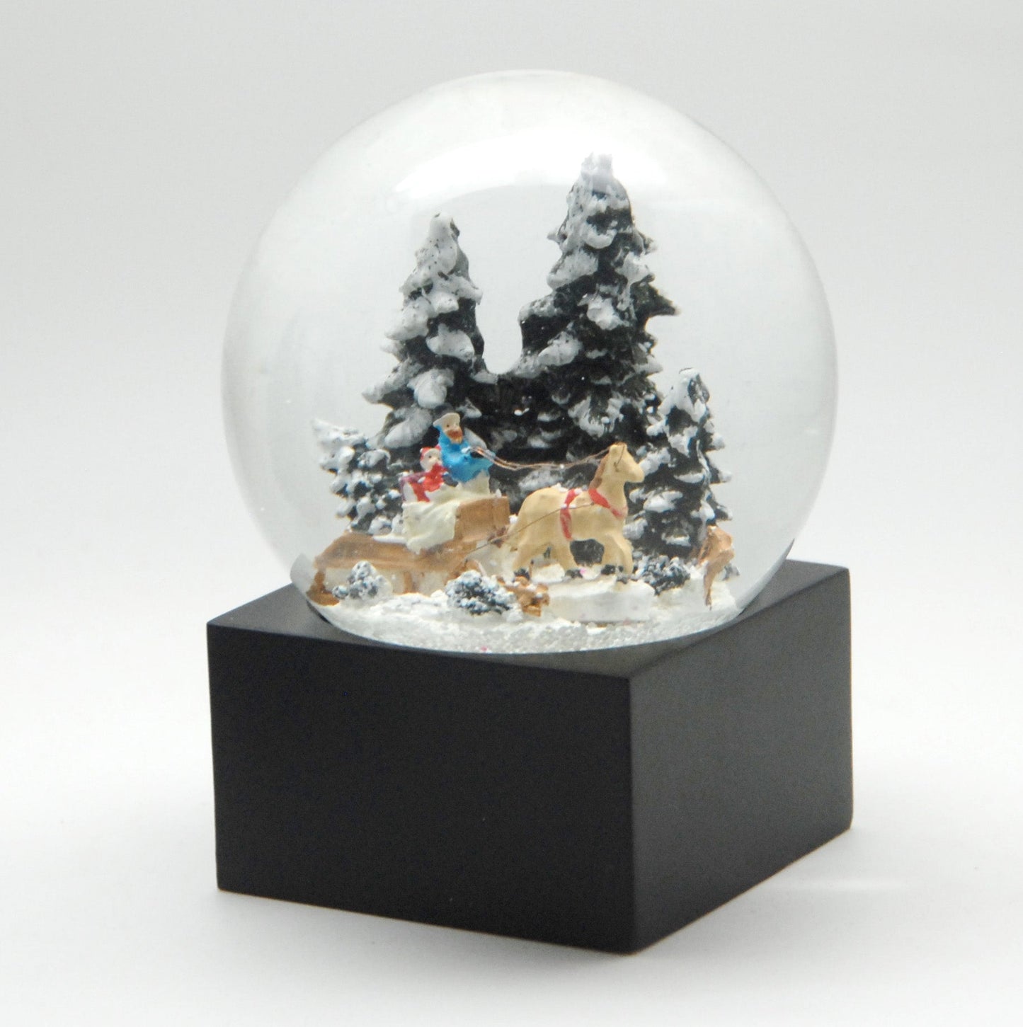 Schneekugel Weihnachts-Schlittenfahrt auf Sockel schwarz eckig "PURE-Line" 10 cm Durchmesser - Schneekugelhaus