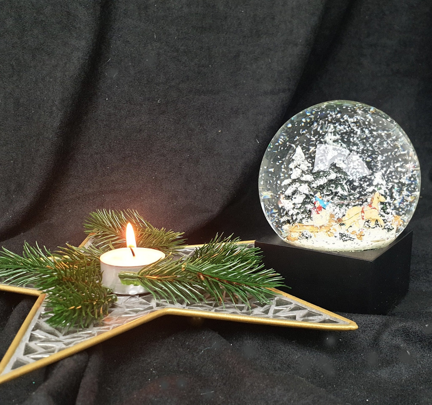 Schneekugel Weihnachts-Schlittenfahrt auf Sockel schwarz eckig "PURE-Line" 10 cm Durchmesser - Schneekugelhaus