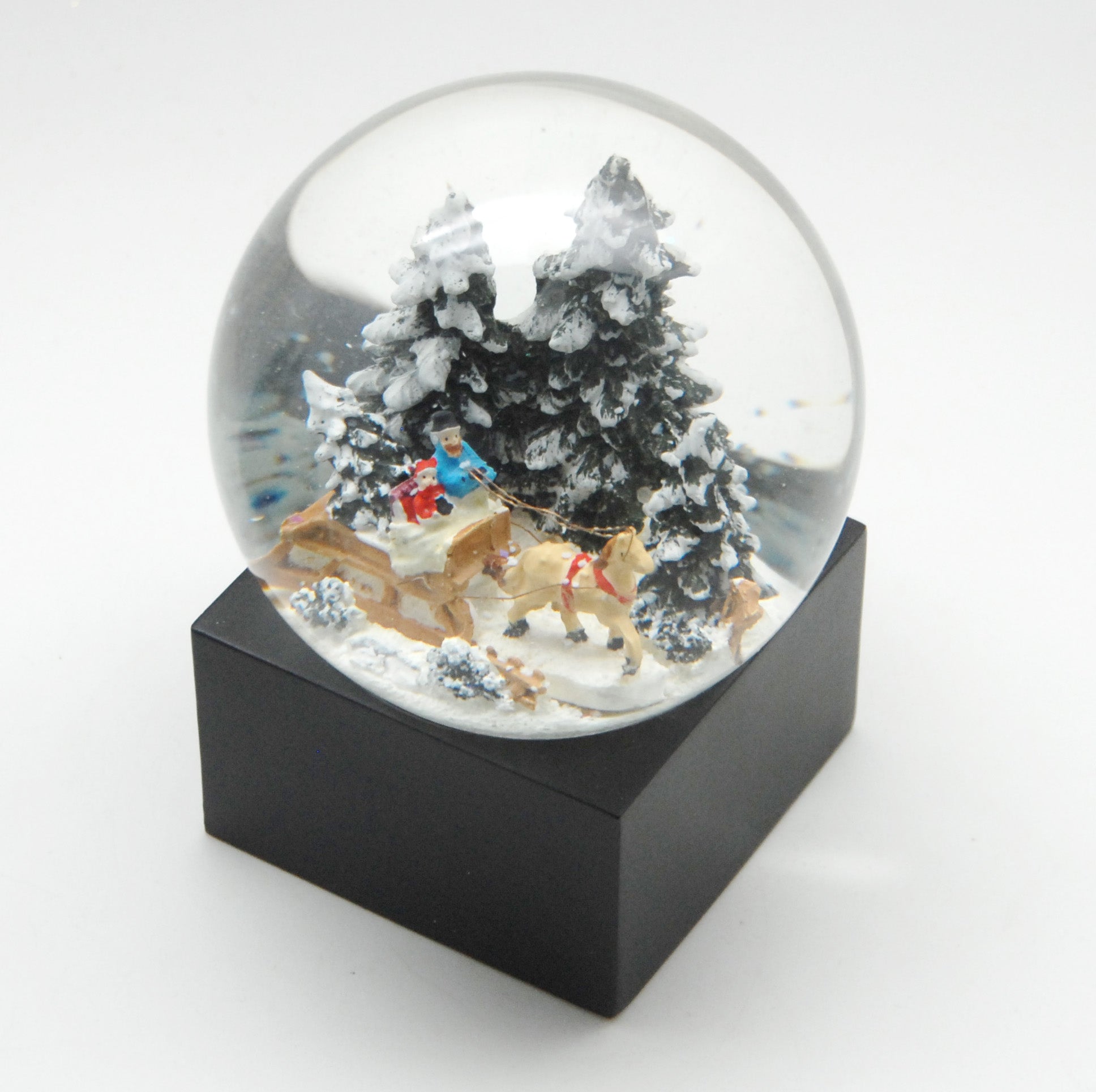 Schneekugel Weihnachts-Schlittenfahrt auf Sockel schwarz eckig "PURE-Line" 10 cm Durchmesser - Schneekugelhaus