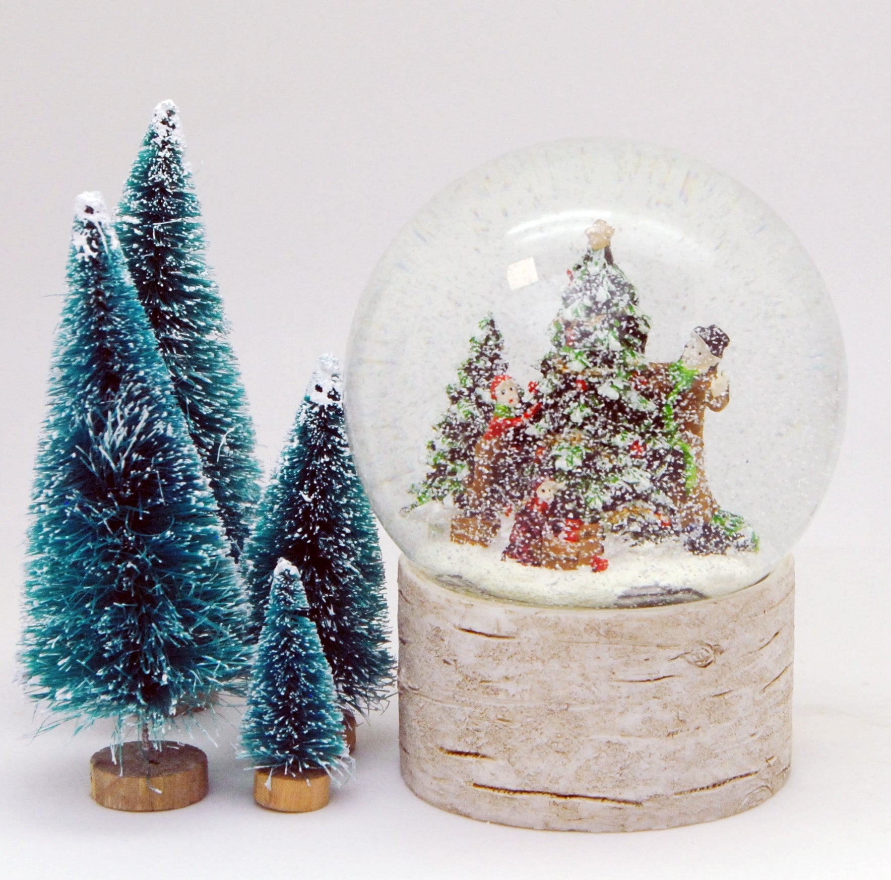 Schneekugel Weihnachtsbaum schmücken auf Holzsockel "Country-Line" 10 cm Durchmesser - Schneekugelhaus