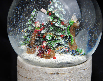 Schneekugel Weihnachtsbaum schmücken auf Holzsockel "Country-Line" 10 cm Durchmesser - Schneekugelhaus