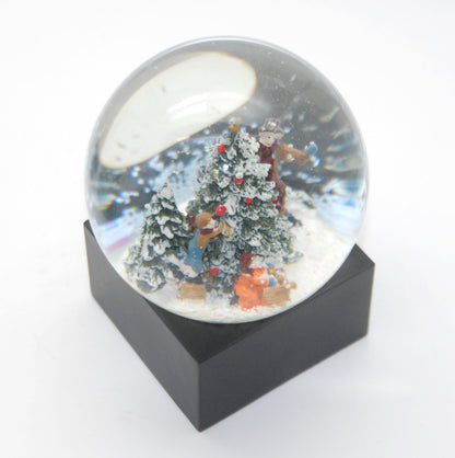 Schneekugel Weihnachtsbaum schmücken auf Sockel schwarz eckig "PURE-Line" 10 cm Durchmesser - Schneekugelhaus