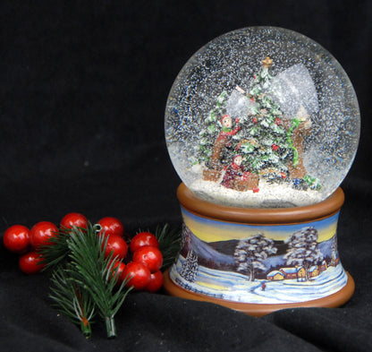 Schneekugel Weihnachtsbaum schmücken auf Sockel Winterlandschaft braun mit Spieluhr - Schneekugelhaus