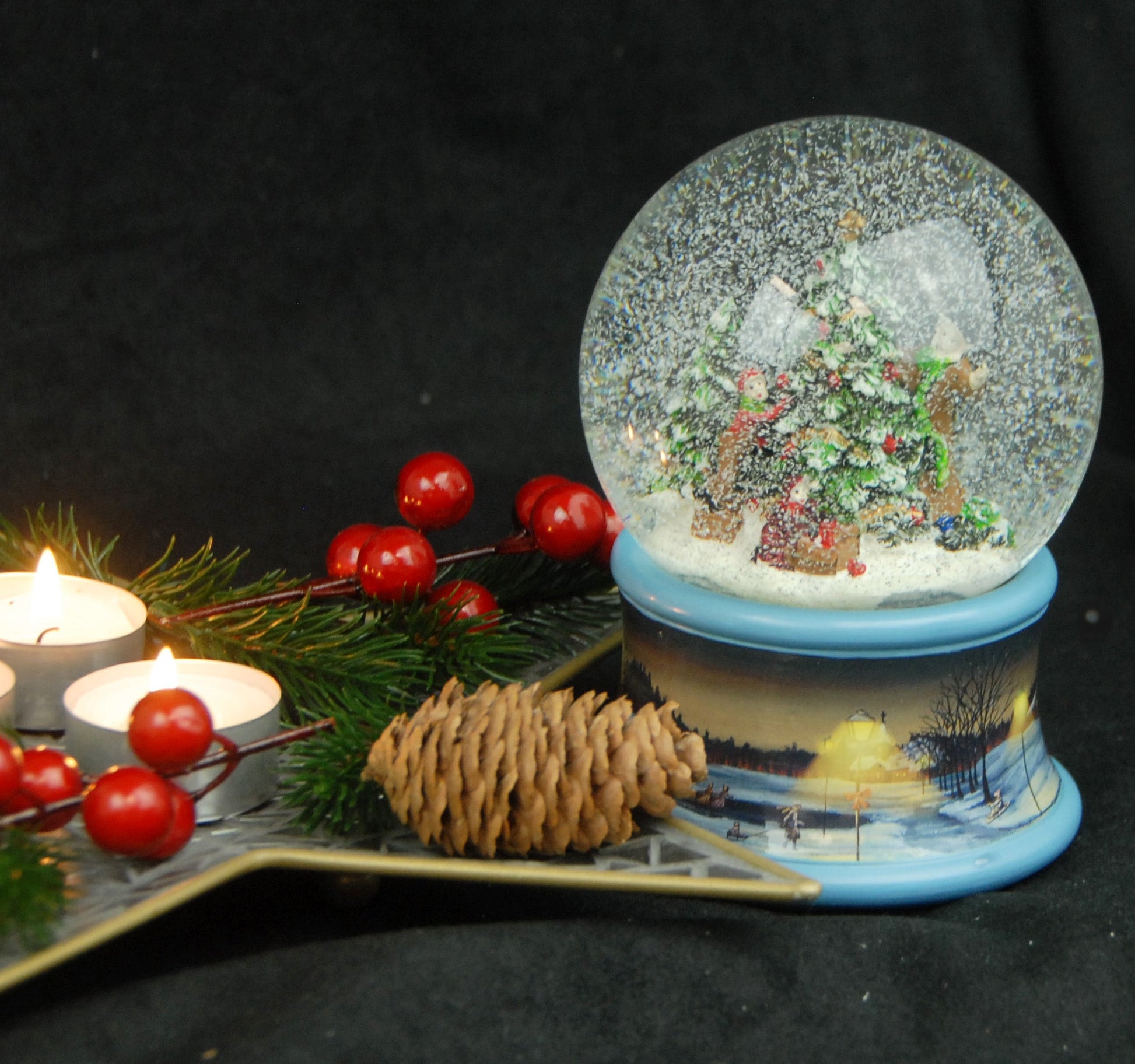 Schneekugel Weihnachtsbaum schmücken auf Sockel Winterlandschaft Eisläufer blau mit Spieluhr 10 cm Durchmesser - Schneekugelhaus