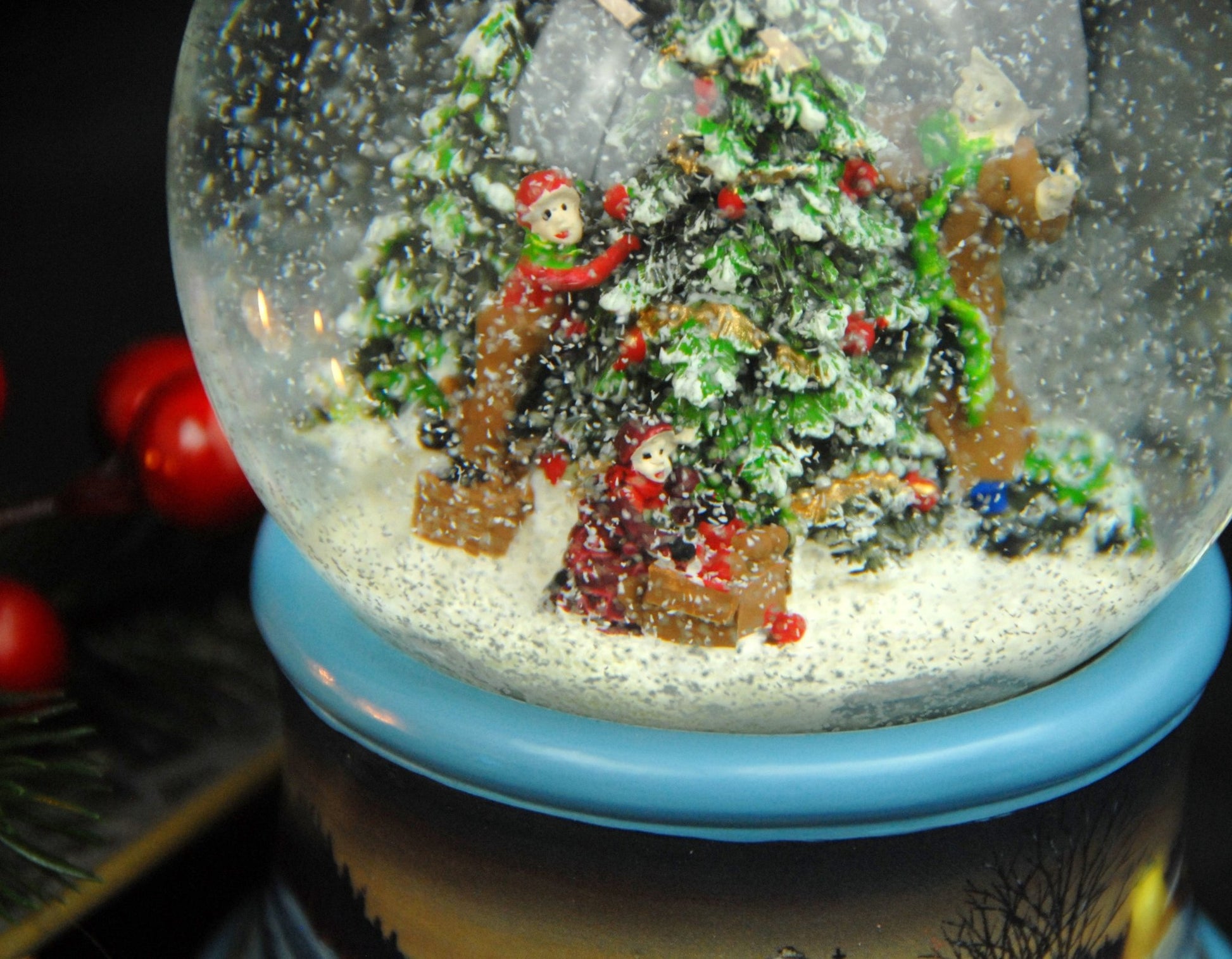 Schneekugel Weihnachtsbaum schmücken auf Sockel Winterlandschaft Eisläufer blau mit Spieluhr 10 cm Durchmesser - Schneekugelhaus