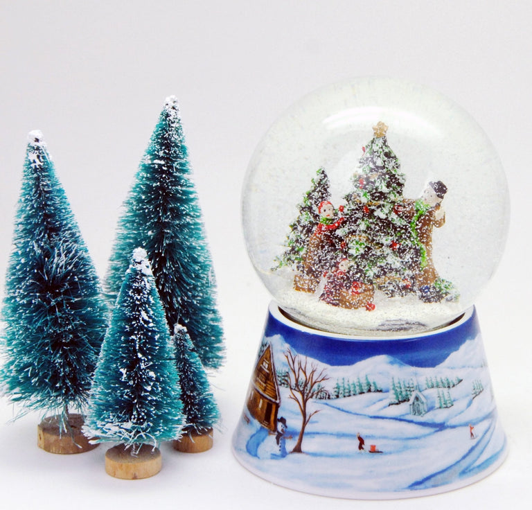 Schneekugel Weihnachtsbaum schmücken auf Sockel Winterlandschaft mittelblau mit Spieluhr 10 cm Durchmesser - Schneekugelhaus