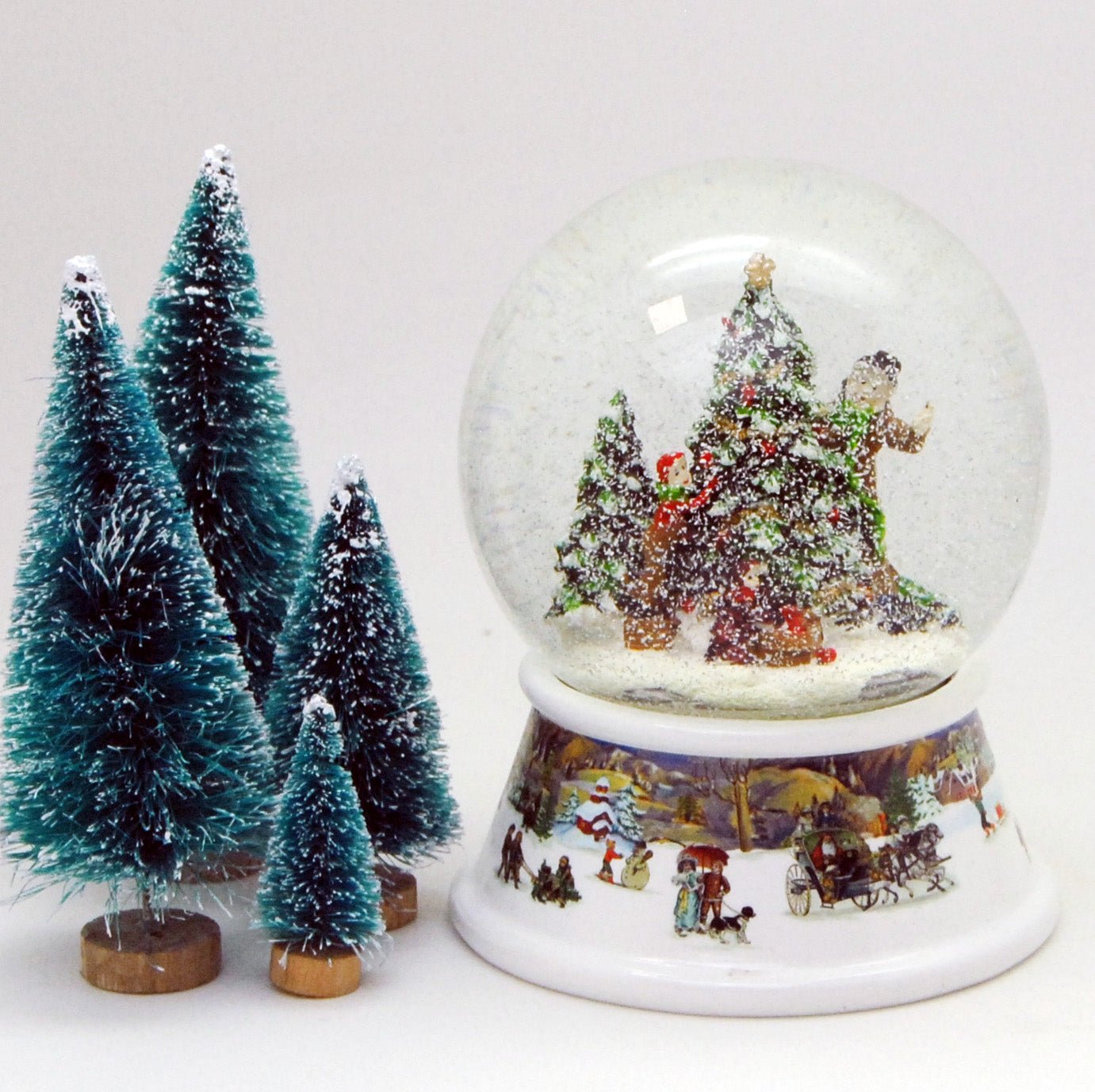 Schneekugel Weihnachtsbaum schmücken mit Geschenken auf Sockel nostalgische Schneelandschaft mit Spieluhr - Schneekugelhaus