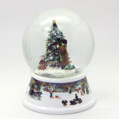 Schneekugel Weihnachtsbaum schmücken mit Geschenken auf Sockel nostalgische Schneelandschaft mit Spieluhr - Schneekugelhaus