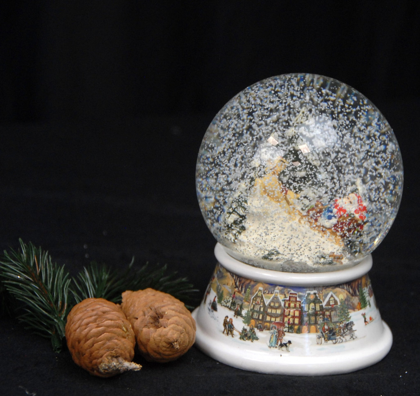 Schneekugel Weihnachtsmann auf Schlitten auf Sockel nostalgische Häuserlandschaft mit Spieluhr 10 cm Durchmesser - Schneekugelhaus