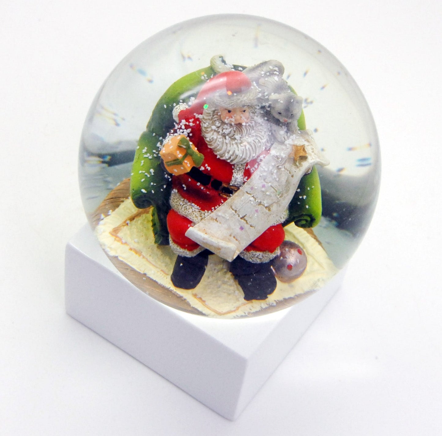 Schneekugel Weihnachtsmann mit Geschenkeliste auf Sockel weiß eckig "PURE-Line" 10 cm Durchmesser - Schneekugelhaus