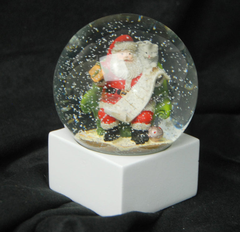 Schneekugel Weihnachtsmann mit Geschenkeliste auf Sockel weiß eckig "PURE-Line" 10 cm Durchmesser - Luftblase - Schneekugelhaus