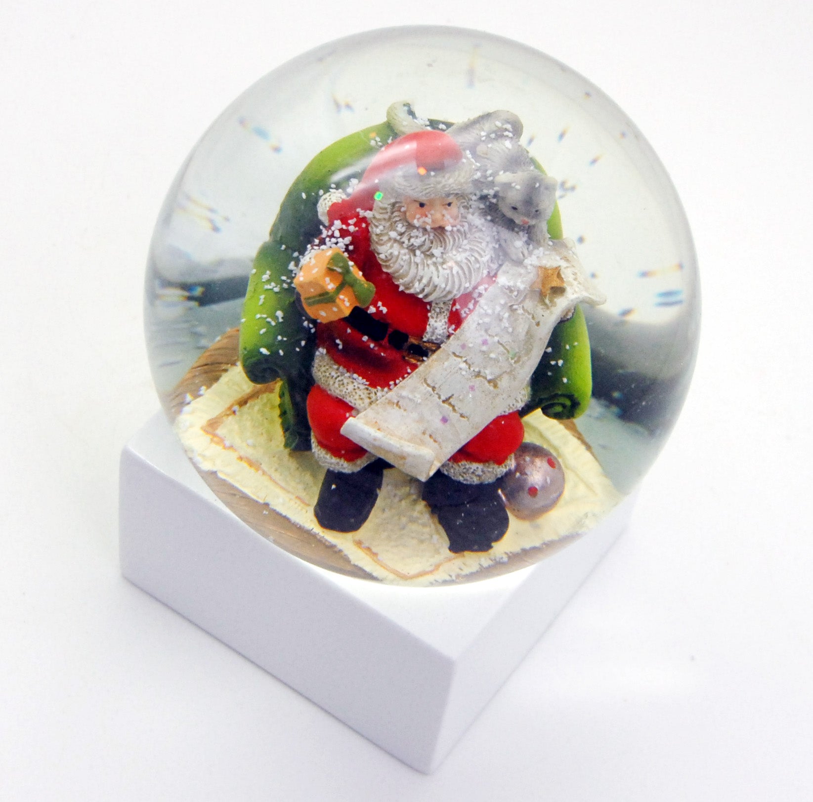 Schneekugel Weihnachtsmann mit Geschenkeliste auf Sockel weiß eckig "PURE-Line" 10 cm Durchmesser - Luftblase - Schneekugelhaus