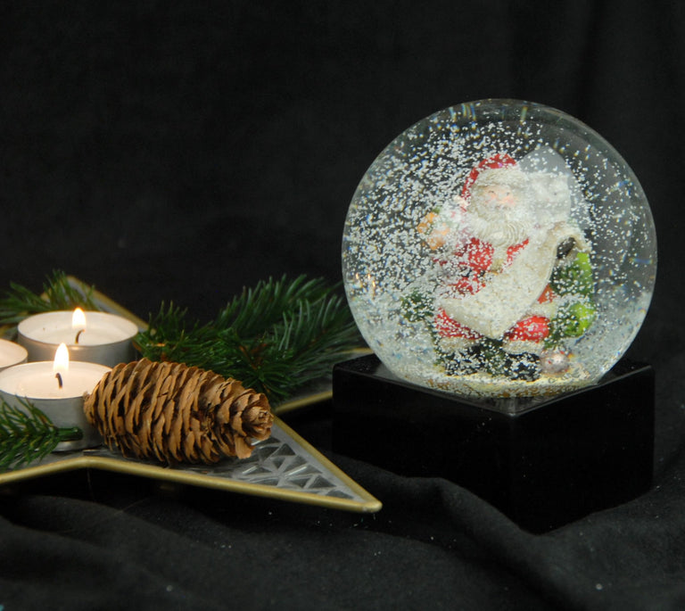 Schneekugel Weihnachtsmann rot Geschenkeliste auf Sockel schwarz eckig "PURE-Line" 10 cm Durchmesser - Schneekugelhaus