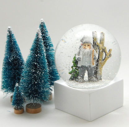 Schneekugel Weihnachtsmann weiß auf Sockel weiß eckig "PURE-Line" 10 cm Durchmesser - Schneekugelhaus