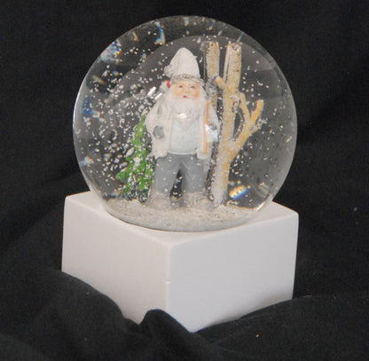Schneekugel Weihnachtsmann weiß auf Sockel weiß eckig "PURE-Line" 10 cm Durchmesser - Schneekugelhaus
