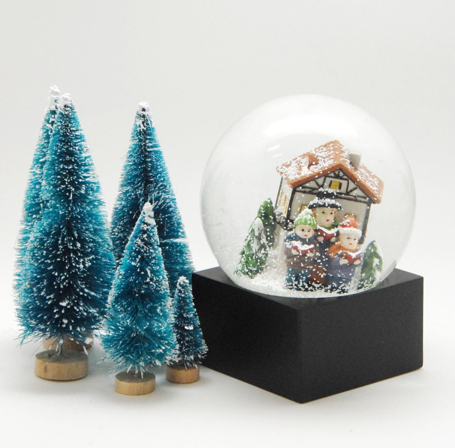 Schneekugel Weihnachtssinger auf Sockel schwarz eckig "PURE-Line" 10 cm Durchmesser - Schneekugelhaus