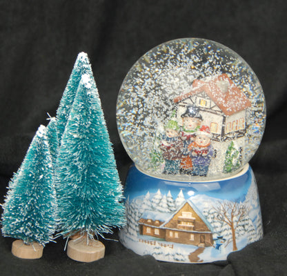 Schneekugel Weihnachtssinger vor Fachwerkhaus auf Sockel Winterlandschaft mit Spieluhr - Schneekugelhaus