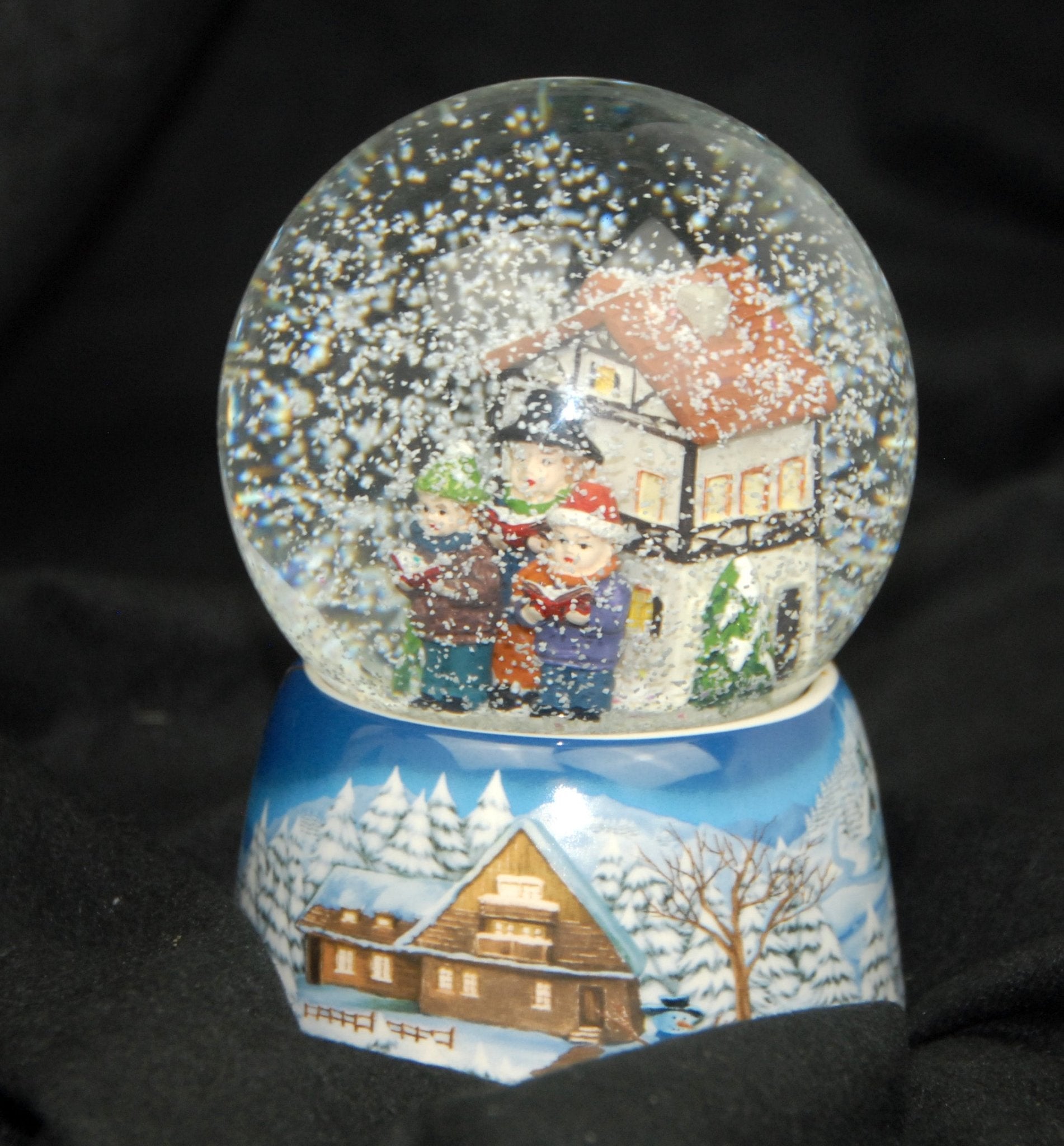 Schneekugel Weihnachtssinger vor Fachwerkhaus auf Sockel Winterlandschaft mit Spieluhr - Schneekugelhaus