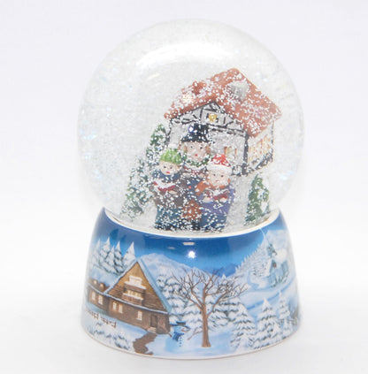 Schneekugel Weihnachtssinger vor Fachwerkhaus auf Sockel Winterlandschaft mit Spieluhr - Schneekugelhaus