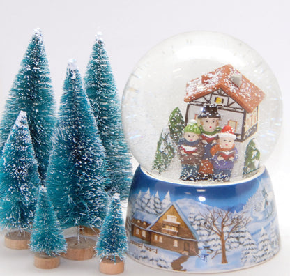 Schneekugel Weihnachtssinger vor Fachwerkhaus auf Sockel Winterlandschaft mit Spieluhr - Schneekugelhaus
