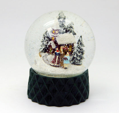 Schneekugel Weihnachtsspaziergang auf Sockel dunkelgrün kubisch "PURE-Line" 10 cm Durchmesser - Schneekugelhaus