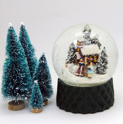 Schneekugel Weihnachtsspaziergang auf Sockel dunkelgrün kubisch "PURE-Line" 10 cm Durchmesser - Schneekugelhaus